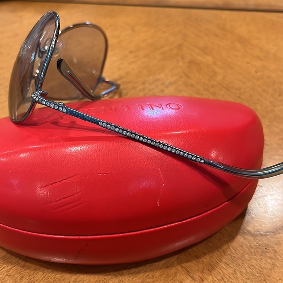 Valentino displayed glasses aviator with rhinestones stunning !